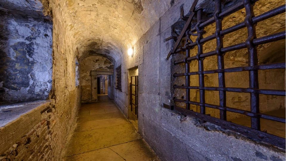 Venice: Doge's Palace Skip-the-Line Guided Tour - The Bridge of Sighs Inside: Prison Passage and Casanova’s Shadow