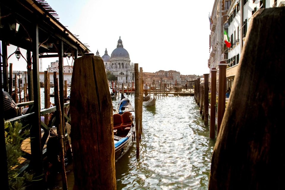 Venice: Gondola Ride with Live Guide or Audio Guide - The 30-minute gondola ride: what it feels like in practice