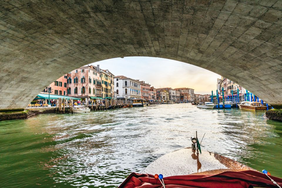 Venice: Grand Canal Boat Tour - Comfort, timing, and photo tips on a 1-hour cruise
