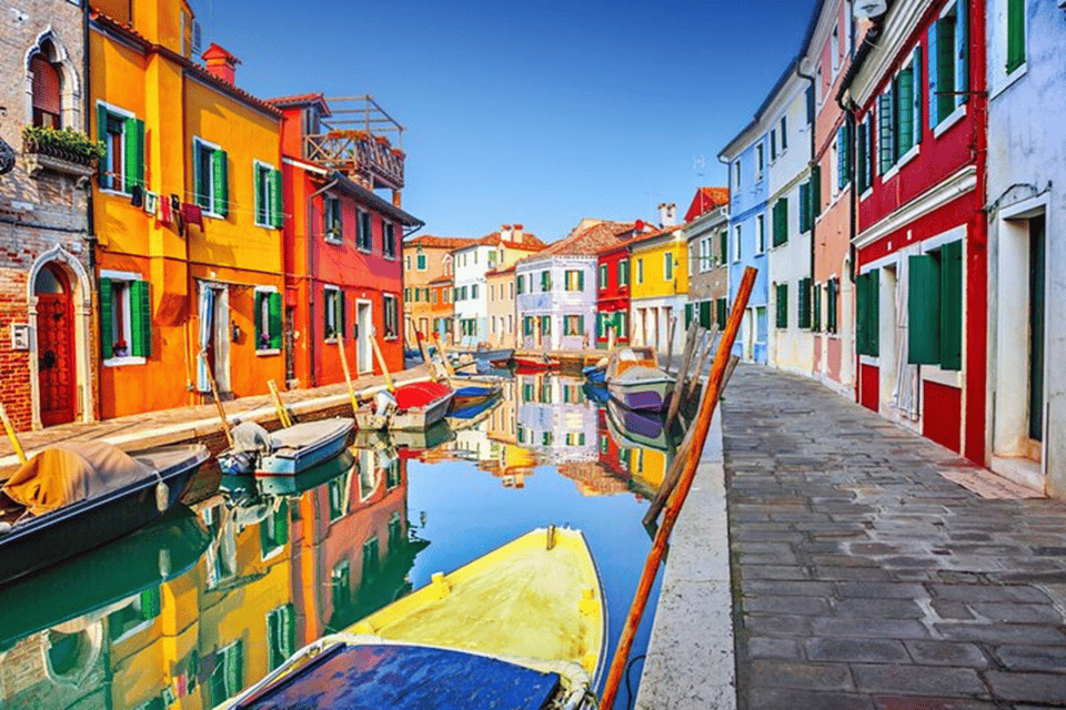Venice Islands: Murano Glass & Burano Colors Guided Visit - Guides, headphones, and group size: when the experience flows