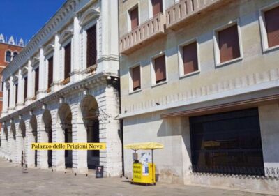 Venice: Murano & Burano Panoramic Boat Tour w/ Glassblowing - Meeting point reality: the yellow desk is the landmark