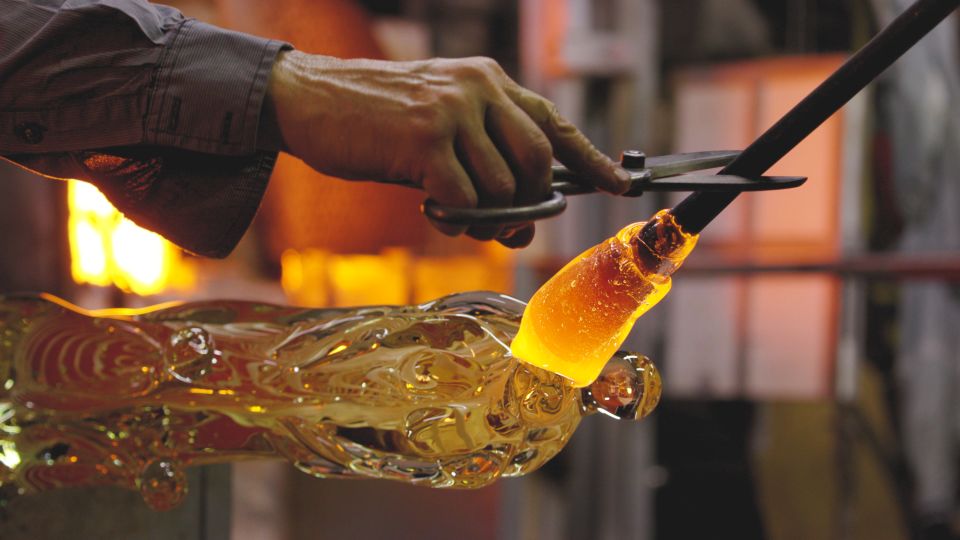 Venice: Murano Glass Factory Guided Tour with Prosecco - Inside the factory: watching glass come alive