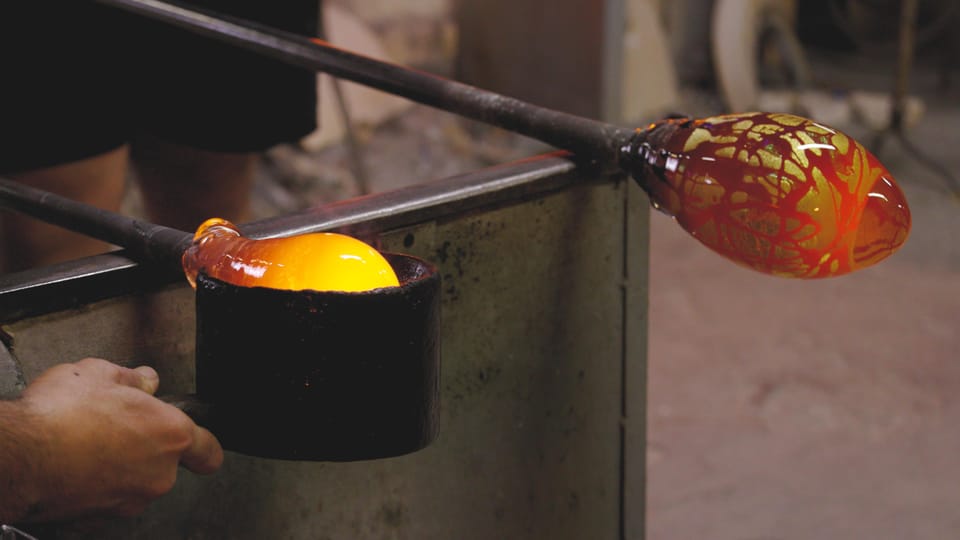 Venice: Murano Glass Factory Guided Tour with Prosecco - Practical considerations: bags, accessibility, and your packing plan