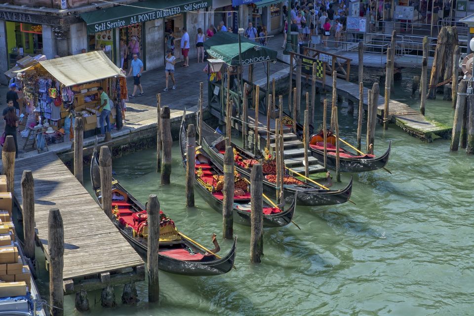 Venice: Off the Beaten Path Private Gondola Ride - Logistics That Affect Your Day (Meeting Point, Capacity, and Timing)