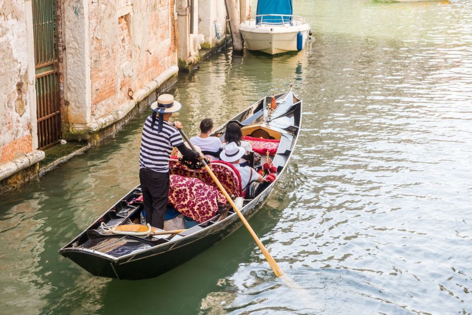 Venice: Private Gondola Cruise for up to 5 Passengers - Key things to know before you book