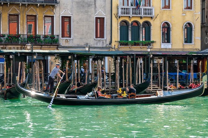 Venice Private Gondola Ride: Explore Hidden Canals and Sights - The 60-minute ride: San Polo and Rialto from the water
