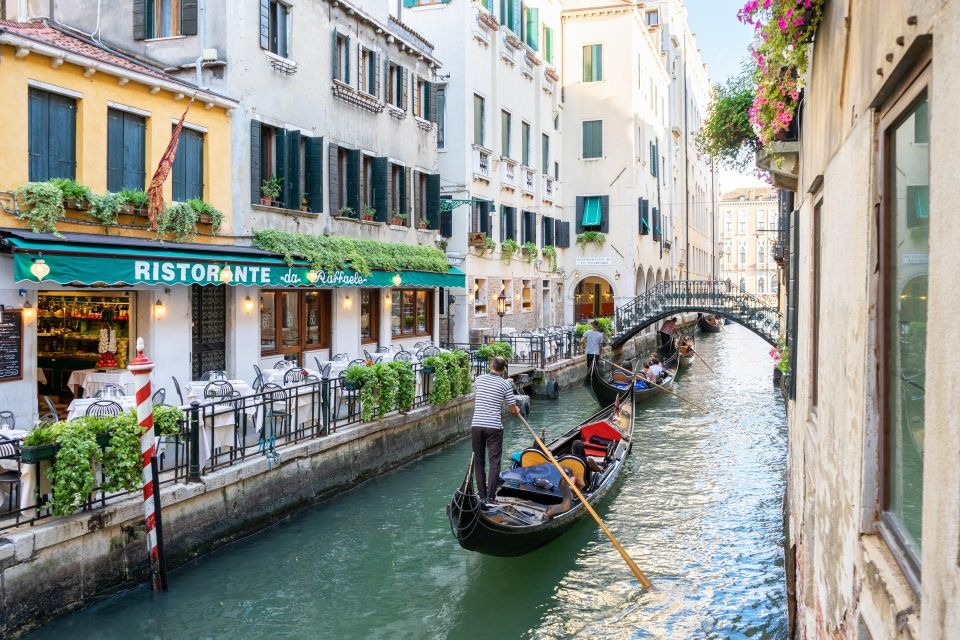 Venice: Romantic Gondola tour and Dinner for two - A romantic route with built-in time for food
