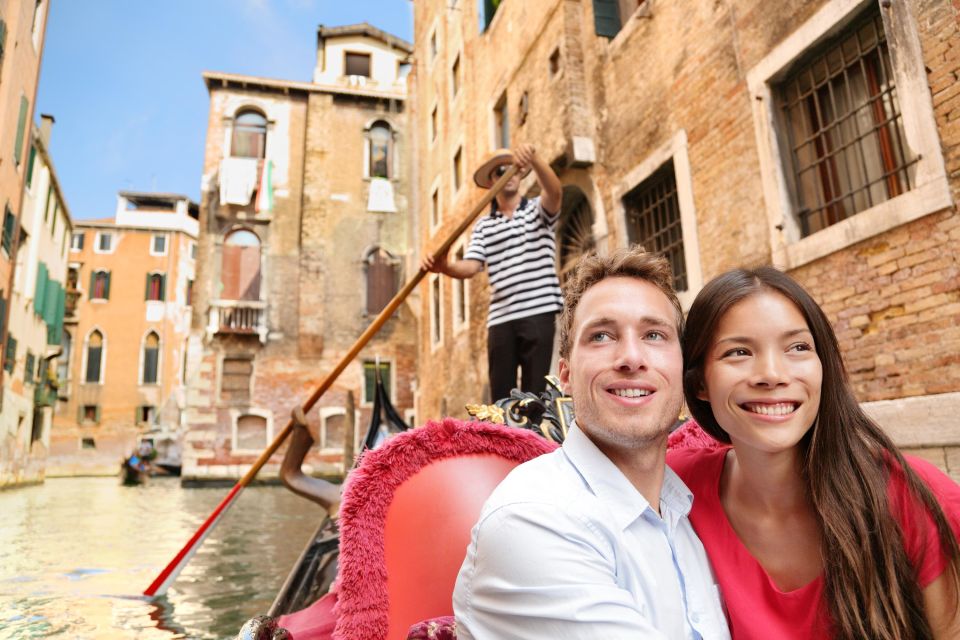 Venice: Romantic Gondola tour and Dinner for two - Who this gondola and dinner is best for