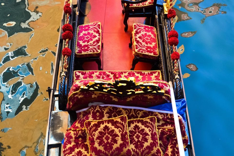 Venice: Romantic Gondola tour and Dinner for two - Where you meet: campiello traghetto and Santa Maria del Giglio