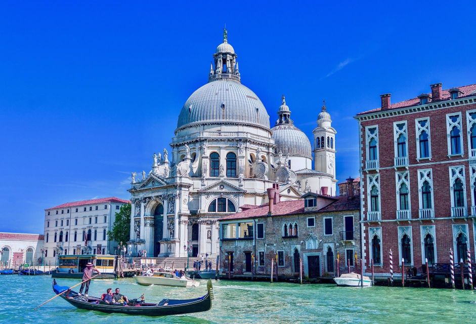 Venice: Romantic Gondola tour and Dinner for two - The walk to dinner: a short transition near St. Mark