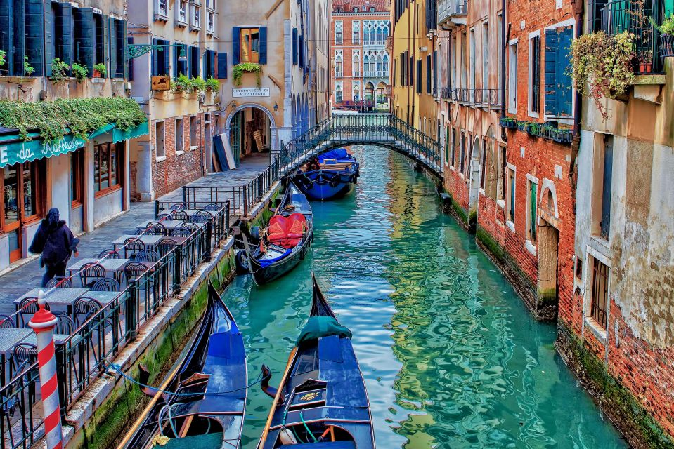 Venice: Romantic Gondola tour and Dinner for two - Restaurant La Caravella at 19:00: what’s included and what to expect