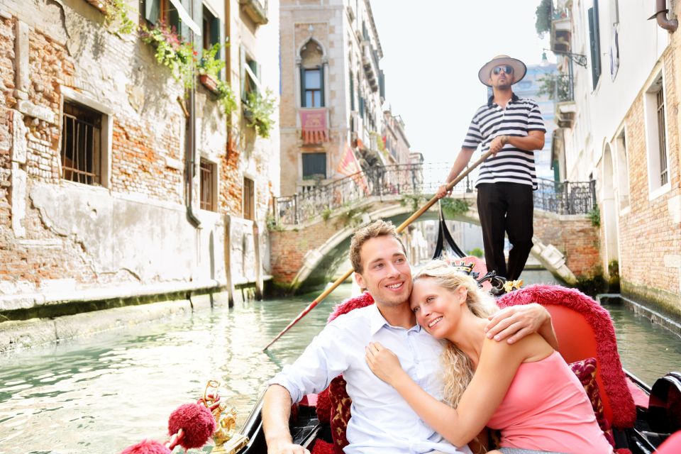 Venice: Romantic Gondola tour and Dinner for two - Your evening starts on the water: the private gondola plan
