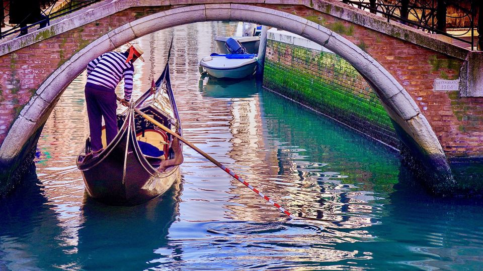 Venice: Shared Gondola Ride through the Lagoon City - It’s not a guided tour: how to get the most without narration