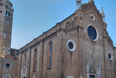 Venice Small Group Walking Tour of Most-Famous Sites &Attractions - Campiello dei Squelini Start: Finding the Colored Wall and Getting Oriented Fast