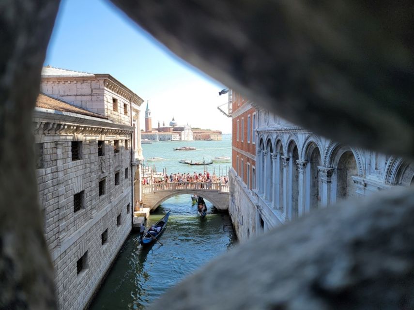 Venice: St Mark's, Doge's Palace, Murano & Burano Day Tour - To Murano by water taxi: speeding up the island transfer