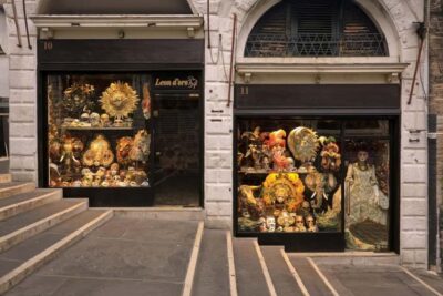 Venice: St. Mark's, Doges Palace, Rialto, and Gondola Tour - Meeting in St. Mark’s Square: location, timing, and dress code reality