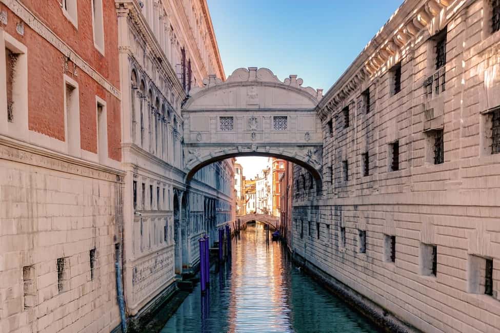 Venice: St. Mark's, Doges Palace, Rialto, and Gondola Tour - Lunch break near St. Mark’s: how to use the full hour well