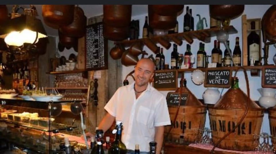Venice: Sunset Walking Tour with Food and Wine Tastings - Starting at the church clock and setting up your evening