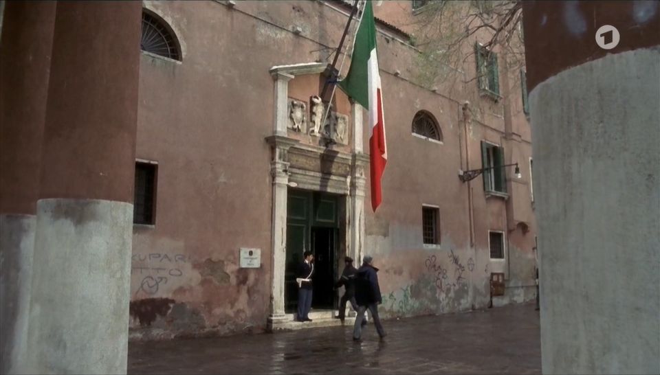Venice: The Footsteps of Commissario Brunetti Walking Tour - The guide makes or breaks it: Valerio’s question-friendly style
