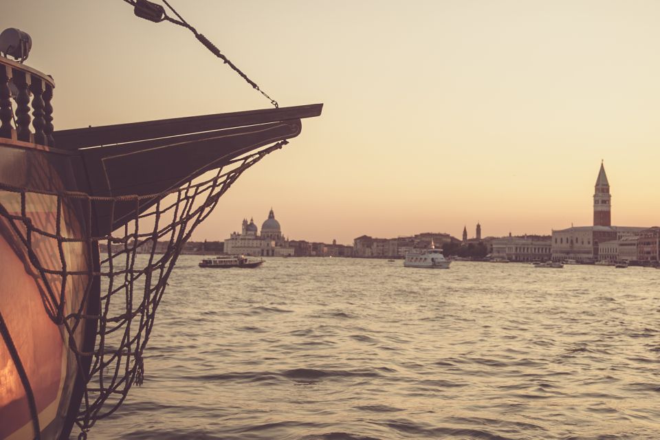 Venice: Venetian Lagoon Tour and Galleon Dinner - Dinner With Prosecco and Wine: What the Meal Experience Feels Like