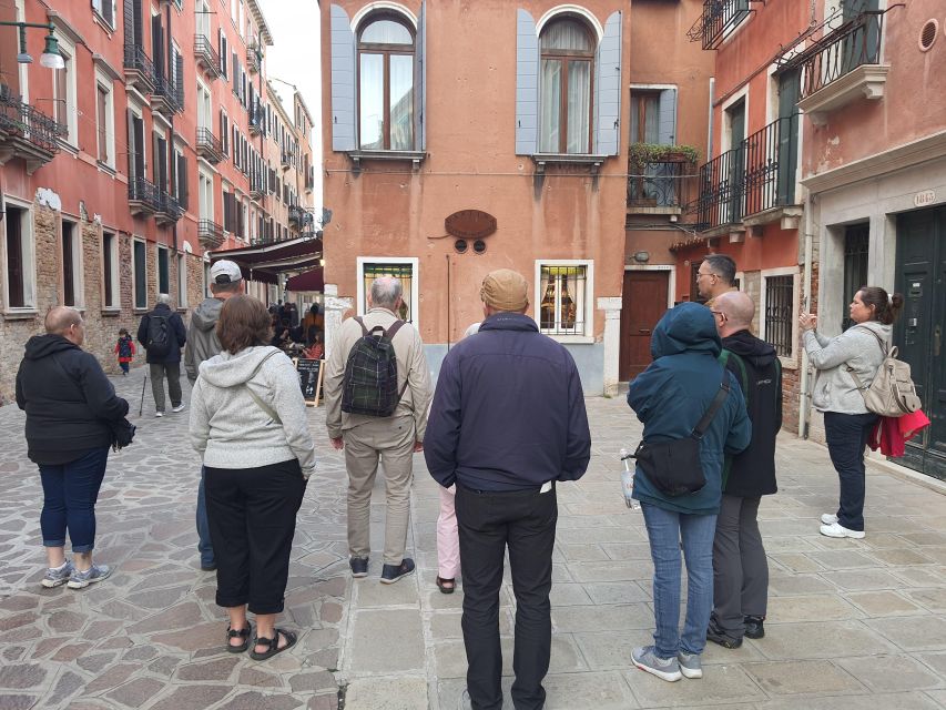 Venice: Walking Guided Tour of the City Must-See Sites - Crossing Rialto Bridge: the moment the city makes sense