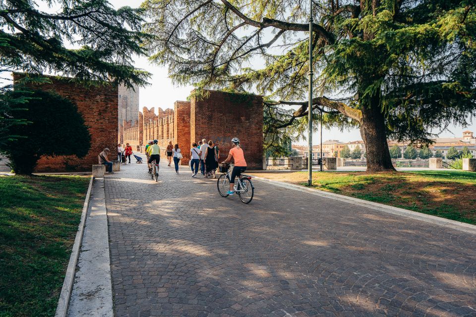 Verona: Classic and Hidden Gems Bike Tour - Romeo and Juliet, the practical way: the Capuleti courtyard stop