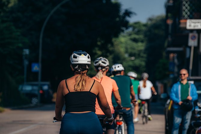 Verona e-bike tour: city center and panoramic views - Juliet’s house, Scaliger tombs, and the medieval crowd