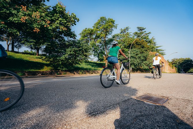 Verona e-bike tour: city center and panoramic views - Medieval lanes and a two-level church: Via Sottoriva and San Fermo