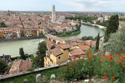 Verona: Highlights and Panorama Bike Tour - Meeting Outside Bar De Giulietta: Easy to Find, Easy to Start