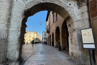 Verona Small Group Walking Tour with Cable Car and Arena Tickets - Getting started at Piazza Bra (and why your meeting point matters)