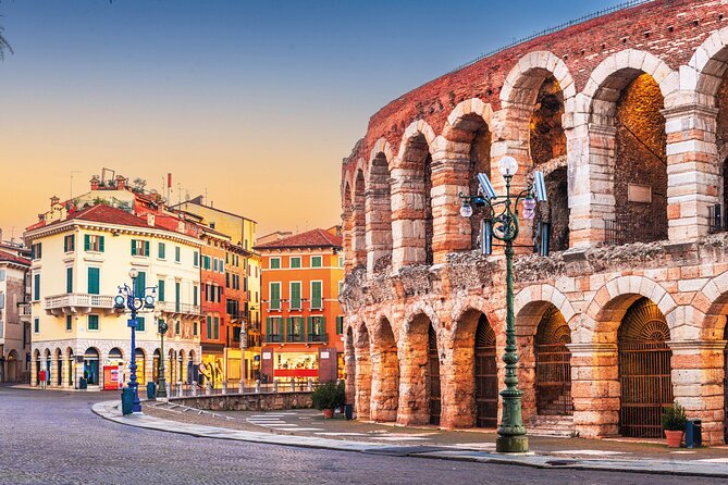 Verona Walking Tour with Audio and Written Guide by a Local - The first photo-moment: Castelvecchio Bridge and the museum courtyard