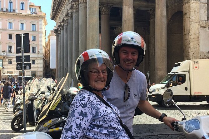 Vespa Primavera 125 cc Rental at Rome 24 ore - Parking strategy: why the overnight Colosseum spot is a big deal