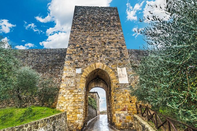 Vespa Tour with Lunch&Chianti Winery from Siena - Monteriggioni’s walls: one hour that’s worth the effort