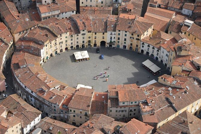 visita guidata a Lucca: Tour SOLO in ITALIANO - Piazza Anfiteatro: the Roman-shaped oval that still feels alive